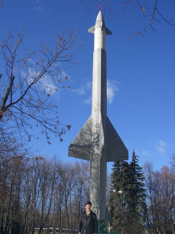 Памятник на территории Тушинского машиностроительного завода