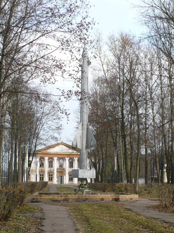 Памятник на территории городка Голицинской тех.базы